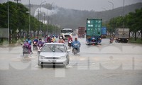 Nhiều công nhân làm việc ở Khu công nghiệp Vsip Quảng Ngãi phải quay về khi các tuyến đường ở khu công nghiệp này ngập sâu.