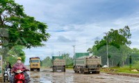 Xe quá tải “cày nát” tuyến đường nối KKT Dung Quất - Chu Lai.