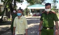 Sau khi giết chồng, bị can Hoanh dựng hiện trường giả, báo tin chồng bị giang hồ đòi nợ, sát hại. Ảnh: CA