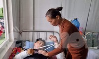 Hiện sức khoẻ của Đạt còn yếu, ăn ít, mọi sinh hoạt đều được người nhà hỗ trợ.