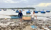 Bờ biển Quảng Ngãi bị rác thải &apos;nuốt chửng&apos; sau mưa lớn