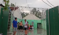 Giông lốc kèm mưa đá làm tốc mái, hư hỏng gần trăm nhà dân ở Quảng Ngãi