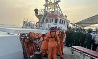 Quảng Ngãi yêu cầu khẩn trương trục vớt tàu kéo sà lan chìm trên biển Lý Sơn