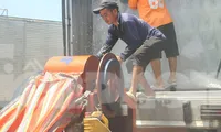 Bác xích lô vào bóng mát trốn cái nắng nóng. Ảnh: Trương Định