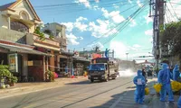 Bộ CHQS tỉnh Bình Định phun hóa chất khử khuẩn địa bàn phường Tam Quan Bắc. Ảnh: H.P