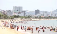 Bãi biển đông nghịt người xuống tắm ‘xả xui’ giữa trưa Tết Đoan Ngọ 