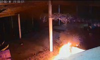 Nhà dân bất ngờ phát nổ, bốc cháy giữa đêm nghi bị ném &apos;bom xăng&apos;