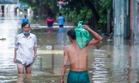 Quy Nhơn ngập cục bộ nhiều nơi, người dân bì bõm lội nước