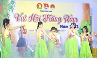 Thiếu nhi Bình Định phá cỗ vui hội trăng rằm