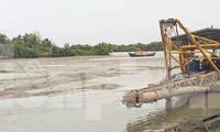 Sông bị bùn thải bủa vây: Bình Định yêu cầu khẩn trương nạo vét