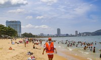 Kéo nhau đi tắm biển giữa trưa Tết Đoan Ngọ để cầu may