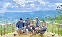 Bỏ phố lên rừng, nhóm bạn trẻ làm điều 'kinh ngạc' ở Cổng Trời