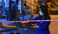 Gần 1 tháng qua, hàng chục chốt phong tỏa, cách ly y tế để phòng chống COVID-19 được thiết lập giữa lòng Đà Nẵng. Cũng gần 1 tháng qua, những bóng 'áo xanh' xuyên đêm, xuyên ngày ở các chốt phong tỏa, hỗ trợ tuyến đầu. 
