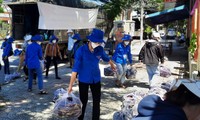 Đội nắng, xuyên đêm chuyển rau củ đến người dân Đà Nẵng đang &apos;ở đâu ở yên đó&apos;