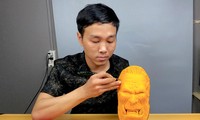 Chàng trai 9x &apos;hô biến&apos; bí ngô thành mặt phù thủy sống động dịp Halloween