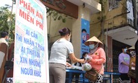Thầy cô &apos;xắn tay&apos; nấu cơm 0 đồng cho người khó