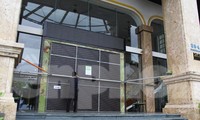 Hình ảnh khách sạn ven biển Đà Nẵng hối hả chằng chống trước bão Noru
