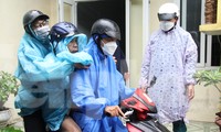 Áo xanh giúp người dân Đà Nẵng chạy bão