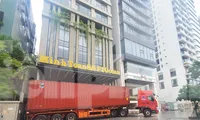 Sóng lớn &apos;liếm&apos; sát bờ biển Đà Nẵng, khách sạn thuê loạt container chắn bão