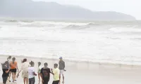 Sóng to gió lớn, nhiều người ở Đà Nẵng vẫn ra biển 'check in' sau bão