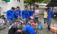 Xuống núi, đi xuyên tỉnh sửa hàng trăm xe miễn phí cho người dân Đà Nẵng sau mưa ngập lịch sử