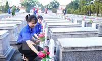 Tuổi trẻ Đà Nẵng dâng ngàn bó sen lên mộ liệt sĩ dịp 27/7