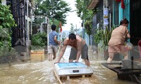 Ngớt rồi lại mưa xối xả, &apos;rốn lũ&apos; ở Đà Nẵng vẫn ngập khắp ngả