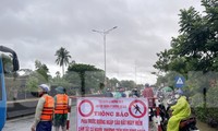 Ngập lụt diện rộng gây ách tắc giao thông, hoạt động xe khách tại Huế tê liệt hoàn toàn