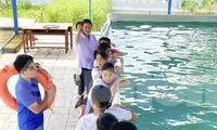 Thanh niên dạy kỹ năng, lắp bảng cảnh báo đuối nước cho trẻ miền núi