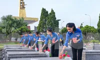Tuổi trẻ Đà Nẵng, Bình Định thắp ngàn ngọn nến tưởng niệm các anh hùng, liệt sĩ