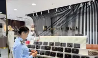 Trá hình 'dẫn tour' để bán hàng giả cho du khách ở Đà Nẵng