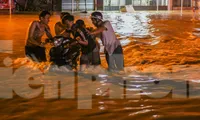 Lũ xuống bất ngờ, xe cộ "bơi" trong biển nước. Ảnh: Trương Định