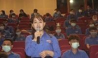 Cán bộ Đoàn nêu ý kiến tại buổi đối thoại. Ảnh: Trương Định