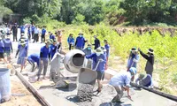 &apos;Áo xanh&apos; xây những cung đường nối liền xóm thôn