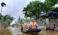 Ngập sâu cả mét, nhiều người Đà Nẵng lội nước, chèo thuyền cả km để đi chợ