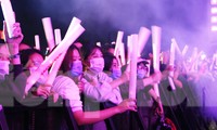 Biển người đeo kín khẩu trang, đợi thời khắc countdown ở Đà Nẵng 