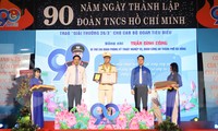 Nhân kỉ niệm 90 năm Ngày thành lập Đoàn, Thành Đoàn Đà Nẵng đã trao giải thưởng 26/3 cho 90 thủ lĩnh thanh niên có thành tích xuất sắc trên các lĩnh vực. Ảnh: Giang Thanh
