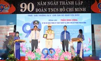 Nhân kỉ niệm 90 năm Ngày thành lập Đoàn, Thành Đoàn Đà Nẵng đã trao giải thưởng 26/3 cho 90 thủ lĩnh thanh niên có thành tích xuất sắc trên các lĩnh vực. Ảnh: Giang Thanh