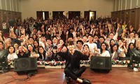 “Thần đồng guitar” Sungha Jung cover “See Tình” trong concert tại Việt Nam