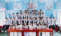 Mùa chia tay lại về, teen 2K6 đồng loạt &quot;flex&quot; ảnh kỷ yếu lên mạng xã hội