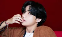 Album &quot;BE&quot;: BTS tung ảnh &quot;concept biết nói&quot; của V khiến ARMY được một phen hết hồn
