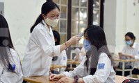 Học sinh trường Phan Đình Phùng hào hứng với máy rửa tay tự động