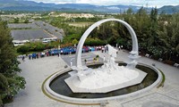 Đoàn Hành trình Tuổi trẻ vì biển đảo quê hương dâng hương tưởng niệm các chiến sĩ Gạc Ma