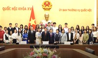 Clip: Tân thủ khoa, á khoa và top điểm cao năm 2023 tại buổi thăm tòa nhà Quốc hội