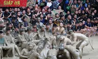 Nghìn người thích thú &apos;tắm bùn&apos; khi cổ vũ hội vật cầu nước