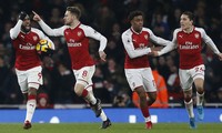 Aaron Ramsey nghỉ hết năm vì chấn thương.