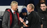 HLV Arsene Wenger và trọng tài Mike Dean.