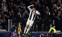 Cristiano Ronaldo ăn mừng cú hat-trick vào lưới Atletico Madrid.