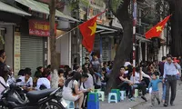 Đòi vỉa hè cho người đi bộ, Hà Nội “kêu” khó