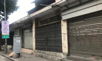 Hàng loạt ki ốt bán đồ quần áo bảo hộ lao động đồng loạt đóng cửa